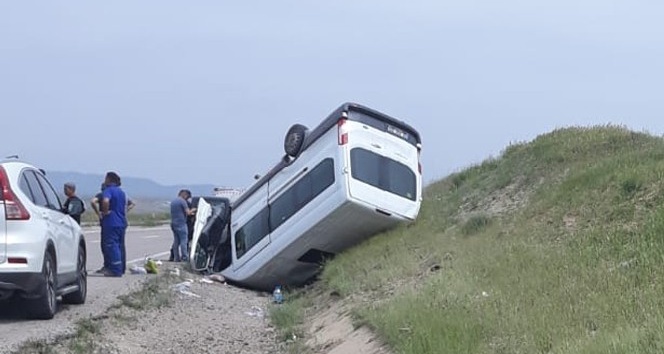 Kırıkkale’de yolcu minibüsü devrildi: 1’i ağır 8 yaralı