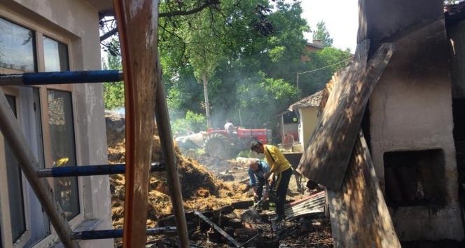 Tekirdağ&#039;da boş binadan sıçrayan yangın evi kül etti