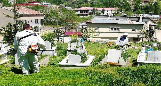 Bayburt Belediyesi mezarlıkları bakıma aldı