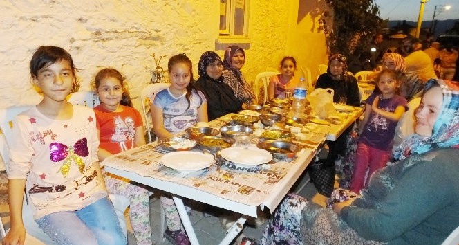 Burhaniye’ de dedelerinden kalma toplu iftar geleneklerini yaşatıyorlar