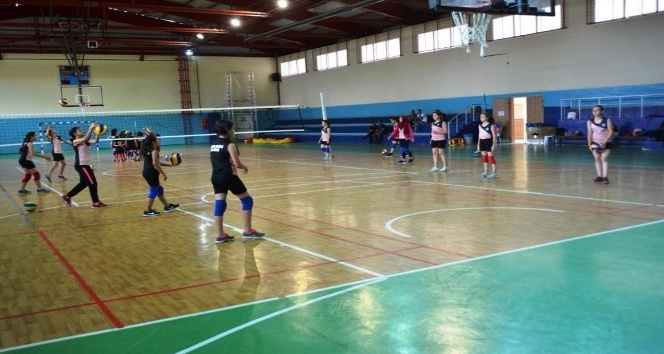 Yunusemre’de yaz voleybol kursu başlıyor