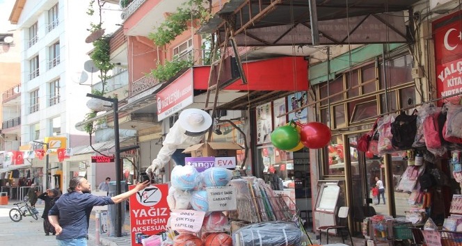 Arılar ilçe merkezine girdi, esnaf kepenk kapattı