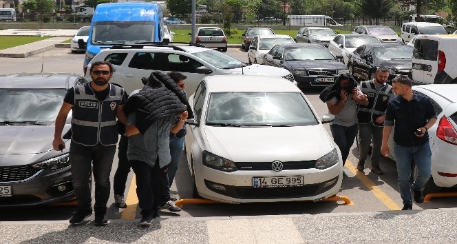 Balkondan girdikleri evden 5 bin lira ve ziynet eşyalarını çaldılar