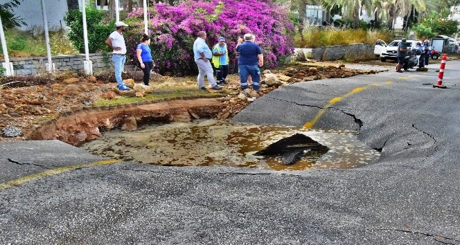 Bodrum’da ana su borusu patladı, oteller boşaltıldı