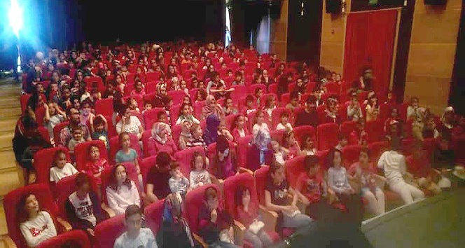Tosya Belediyesi, bin çocuğa ücretsiz sinema izletti