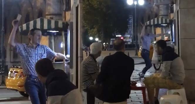 İstanbul&#039;da ATM makinesini döven adam kamerada