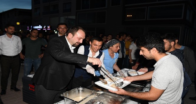 Çiğli’nin mahallelerindeki iftar sofralarına onlarca kişi katılıyor