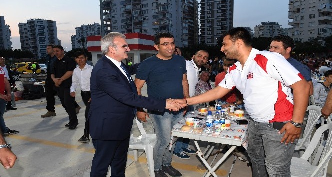 Vali Karaloğlu Antalyaspor taraftarıyla iftarda buluştu