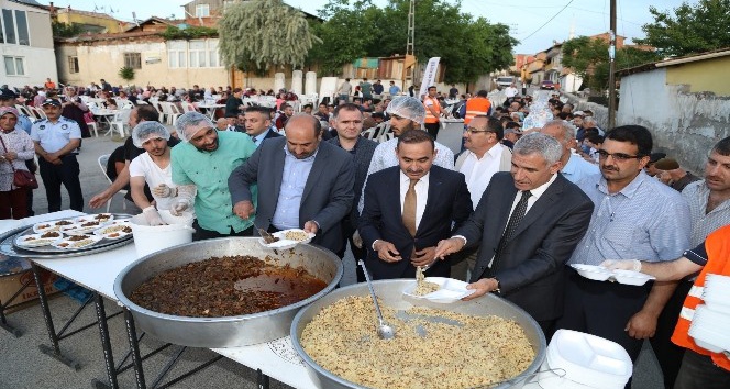 Başkan Güder, Taştepe’de iftarda vatandaşla bir araya geldi