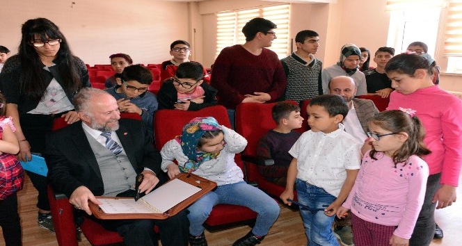 Erzurum’da görme engelli öğrencilere dijital Kur’an-ı Kerim dağıtıldı