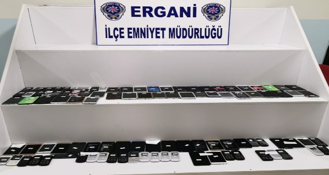 Ergani’de kaçak cep telefonu operasyonu