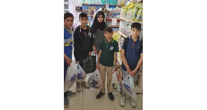 Harçlıklarını toplayan öğrenciler Ramazan paketi hazırladı