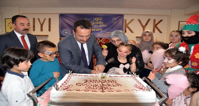 Vali Şentürk, üniversite öğrencileriyle iftar yaptı
