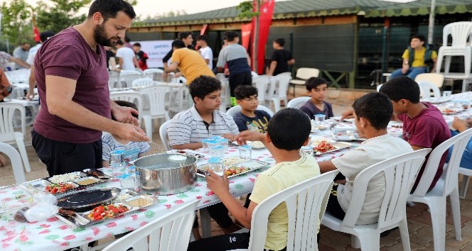 900 Suriyeli öğrenciye iftar ve sahur yemeği verildi