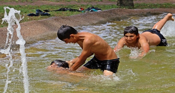 Antalya’da çocuklar süs havuzu sezonunu açtı