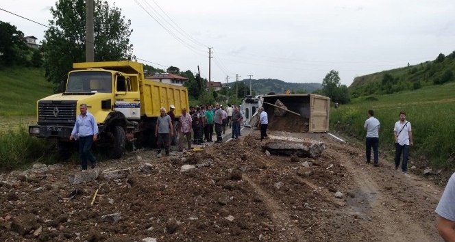 Hafriyat kamyonu yola devrildi, ortalık savaş alanına döndü