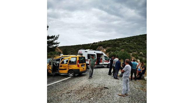 Hollandalı turistleri taşıyan taksiye tır çarptı: 3 yaralı