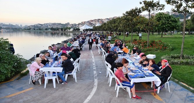 Sütlüce Sahil’de kurulan gönül sofraları yüzlerce kişiyi ağırladı