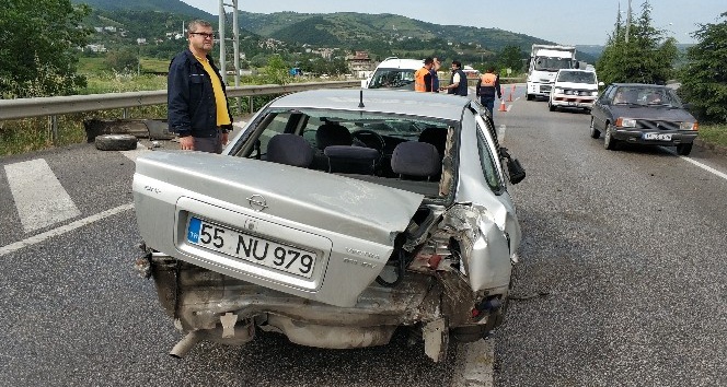 Yoldan çıkan otomobil yön levhasına çarptı: 1 yaralı