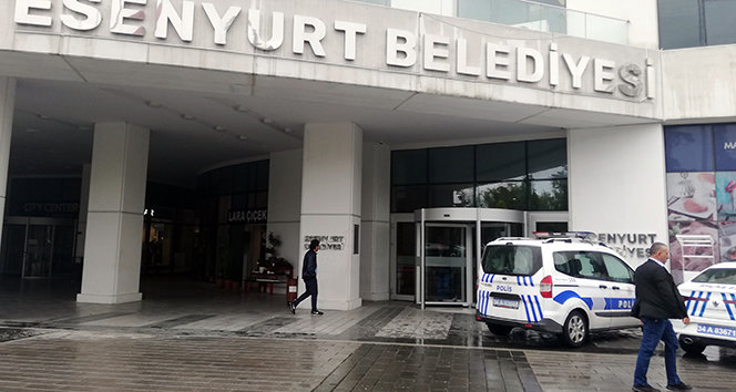 Esenyurt Belediye binasında bıçaklı intihar girişimi