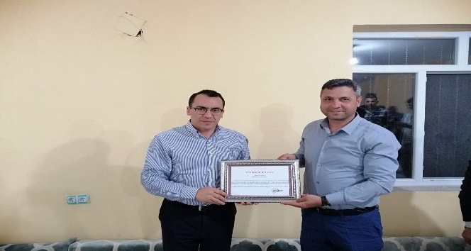 Kaymakamdan Muhtar Taşan’a plaket