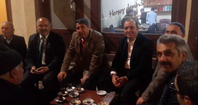 Kaymakam ve Belediye Başkanı iftar sonrası vatandaşlarla çay içip sohbet etti