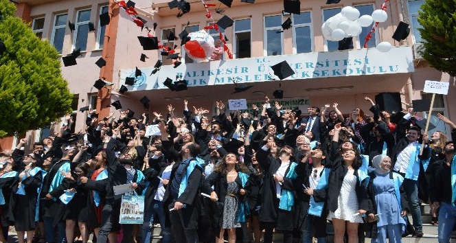 BAÜ Ayvalık MYO’ da 25. dönem mezuniyet coşkusu