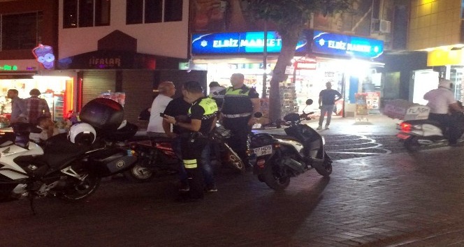 Alanya’da polis, yayaları tehlikeye atan motosikletlilere ceza kesti