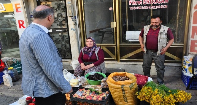 Başkan Kaya, Fevzipaşa Caddesine  taşınan köylü pazarını gezdi