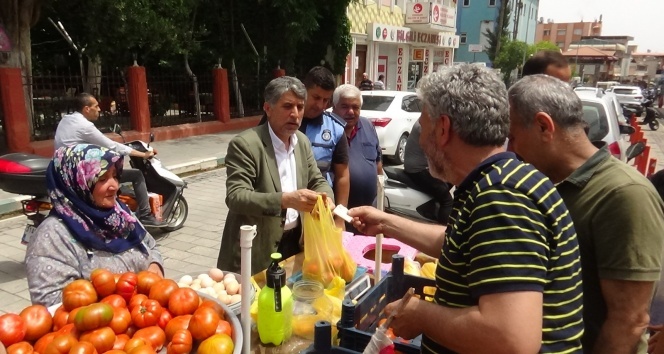 Seyyar satıcı eylem yaptı, domatesleri belediye başkanı sattı