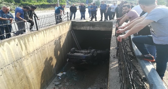 Otomobil 3 metrelik su kanalına düştü: 1 yaralı
