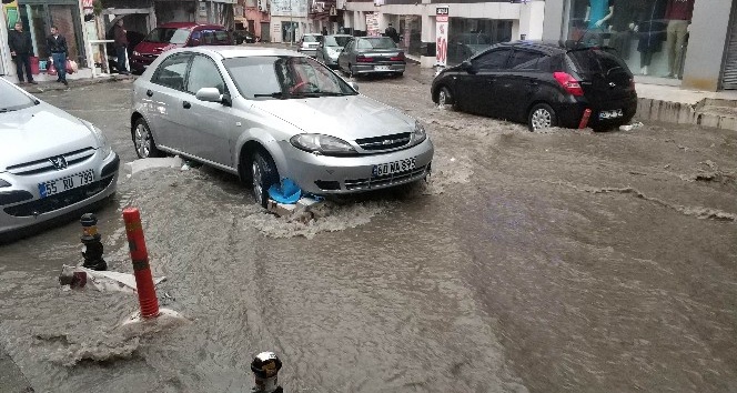 Samsun’da 10 dakika yağan yağmur iş yerlerini sular altında bıraktı