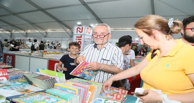 Başkan Atay, 2. Aydın Kitap Fuarı’nda kitapseverlerle buluştu