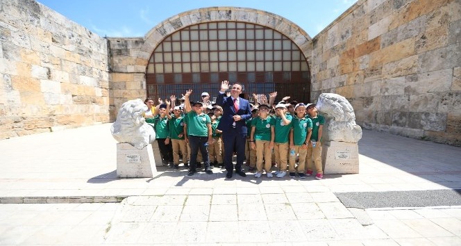 Başkan Örki öğrencilerle müzeleri gezdi
