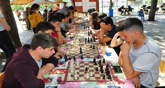 Manisa’da satranç turnuvası ödülleri sahiplerini buldu