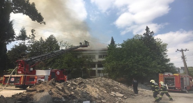 Denizli’de eski sağlık ocağı binasında yangın