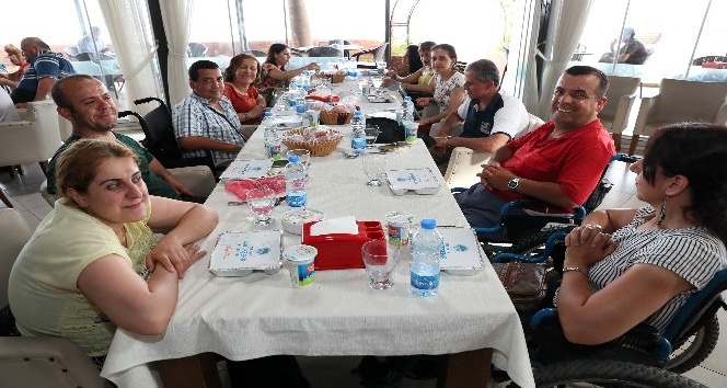 Mersin Büyükşehir Belediyesi, Hataylı engellileri yemekte ağırladı
