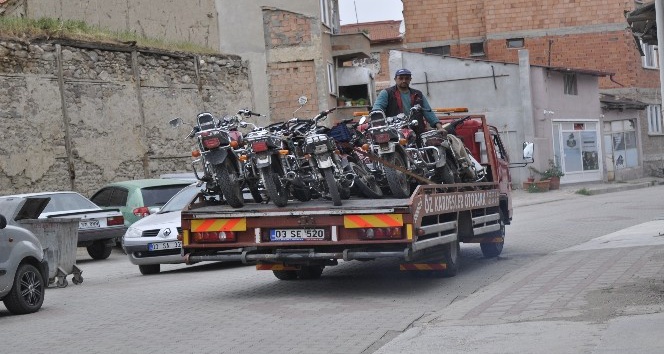 Şuhut’ta trafik ekipleri plakasız ve eksik evraklı motosikletleri topladı