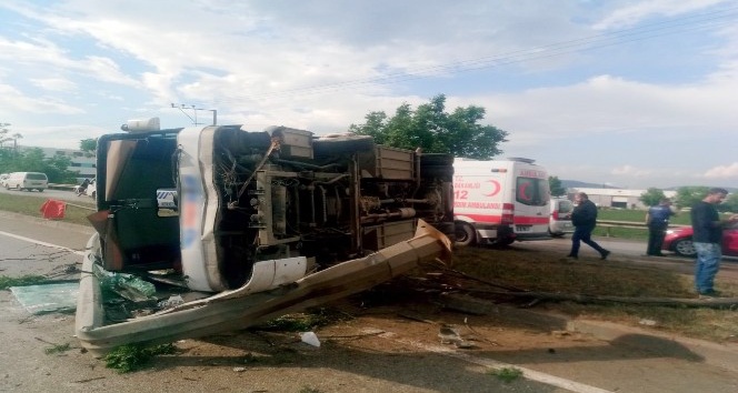 Bursa’da işçi servisi devrildi: 10 yaralı