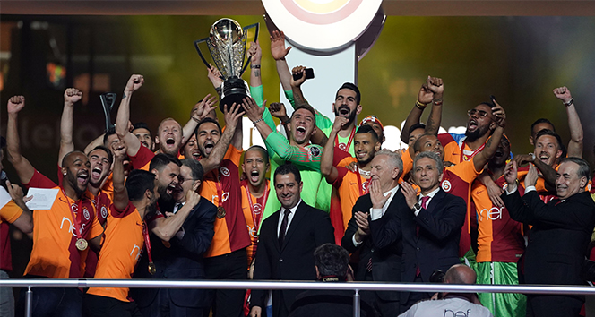 Galatasaray, 22. Åampiyonluk kupasÄ±nÄ± aldÄ±