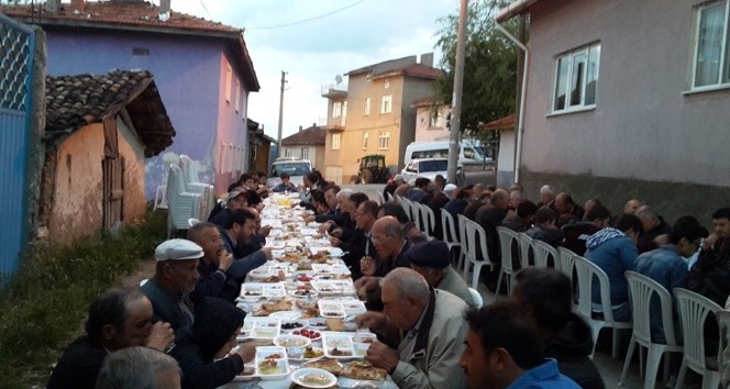 Köy muhtarından 400 kişilik iftar yemeği