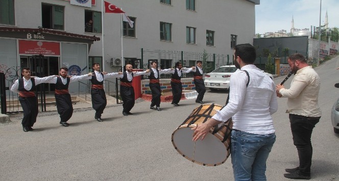 Türk kültürünü halk oyunları ile öğreniyorlar