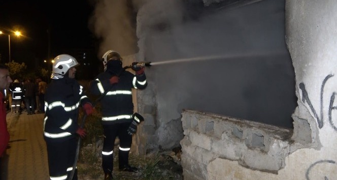 Tek katlı metruk yapıda çıkan  korkuttu