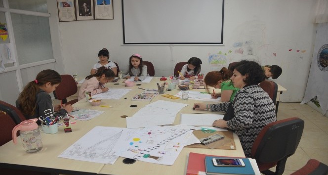 Öğrencilerine mandala sanatını öğretiyor
