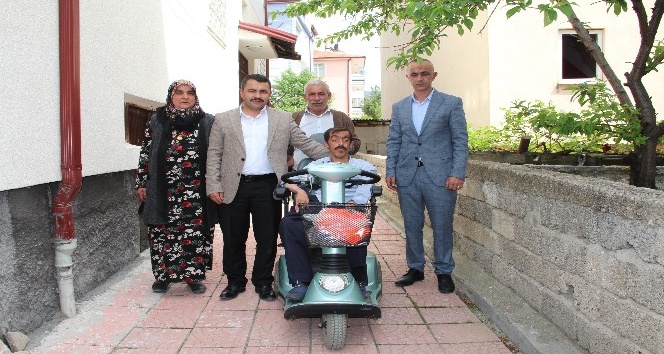 Tebrik çiçekleri yerine akülü araç