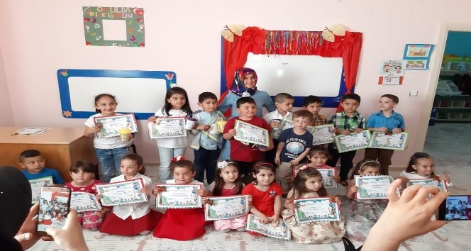 Kur’an talebeleri belgelerini aldı