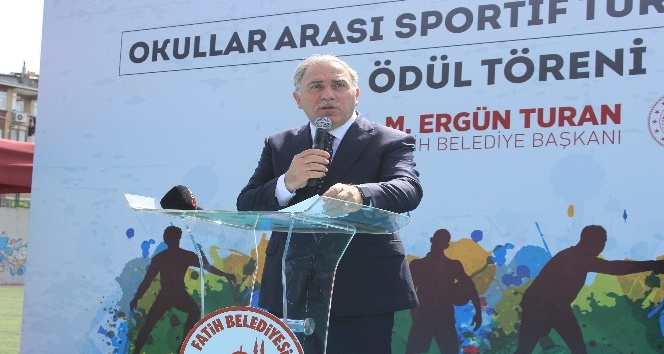 Fatih’ta başarılı sporculara kupa ve madalyaları verildi