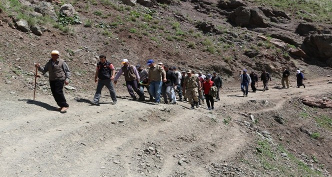 Kayalıklardan düşen Çoban Jandarma ve AFAD ekiplerince kurtarıldı