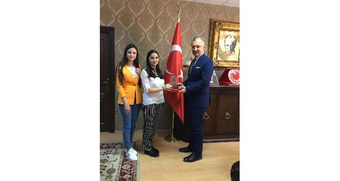 Dünya Ahıska Türkleri Birliği öğrencilerinden Prof. Dr. Akın’a plaket