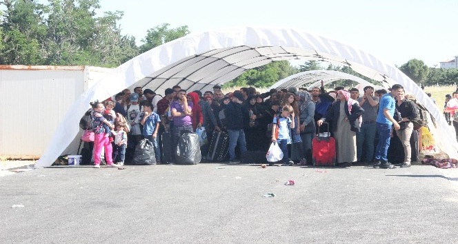 Sınır kapısında Suriyeli izdihamı